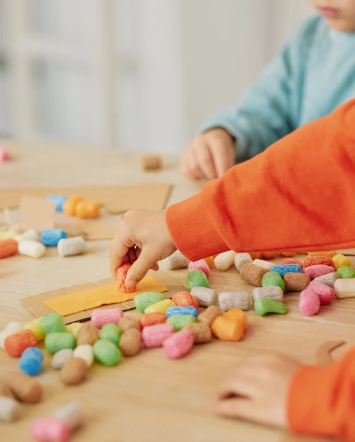 Kinder basteln mit Playmais